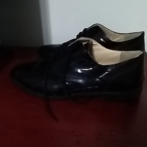 Patent leather wingtip flats - Picture 2 of 2